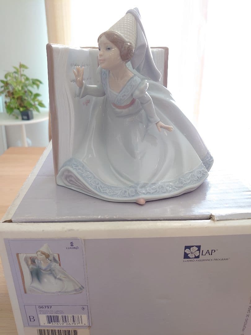 【極美品 無欠損 希少】LLADRO リヤドロ No.6797「絵本の王女」