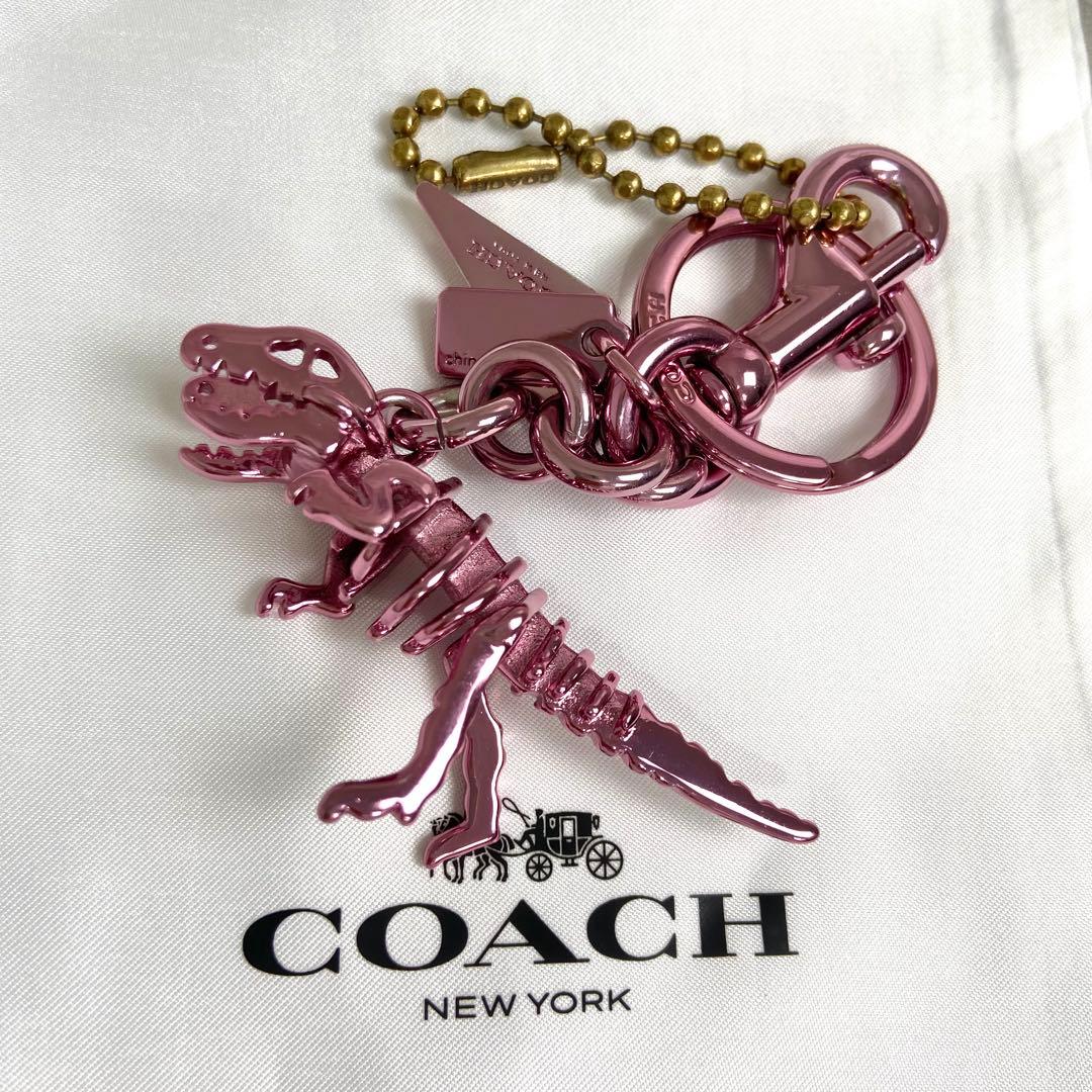 COACH コーチ　恐竜型　スカルティラノ　レキシー　メタルキーホルダー ピンク
