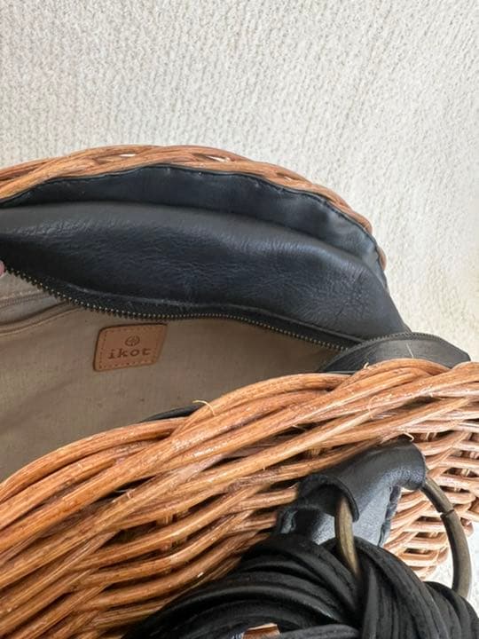 ikot シェル型ラタン バッグ