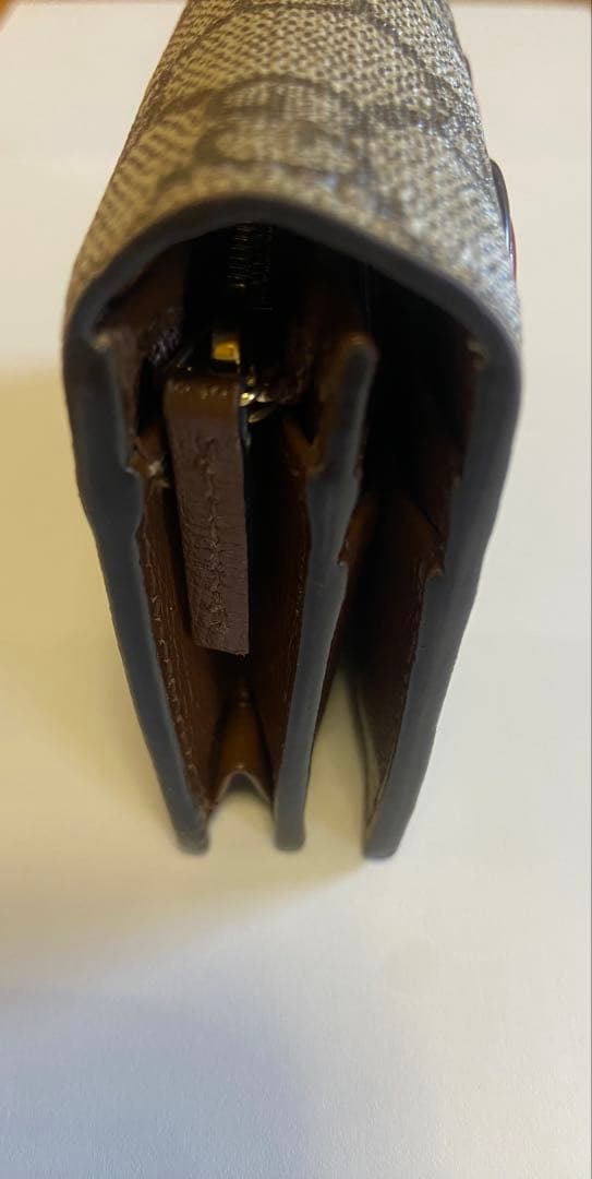 早い物勝ち‼️GUCCI バレンタイン限定‼️ハート型ロゴ 二つ折り財布