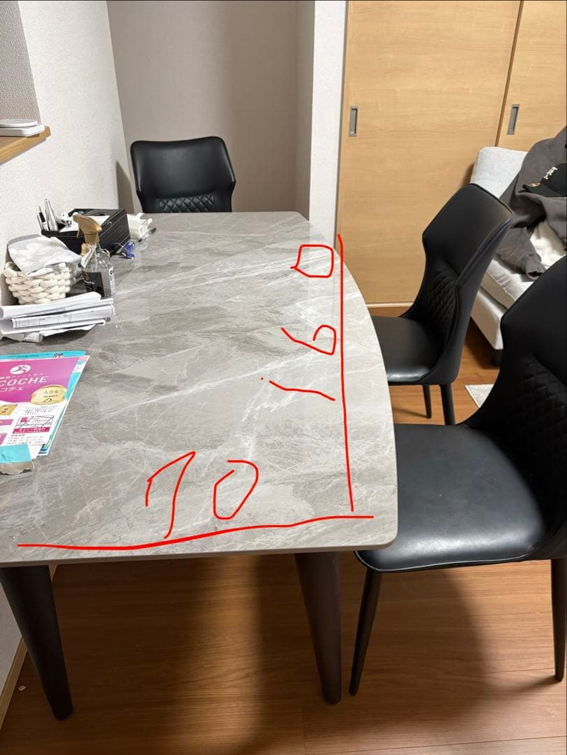 大理石ダイニングテーブルと黒い椅子セット