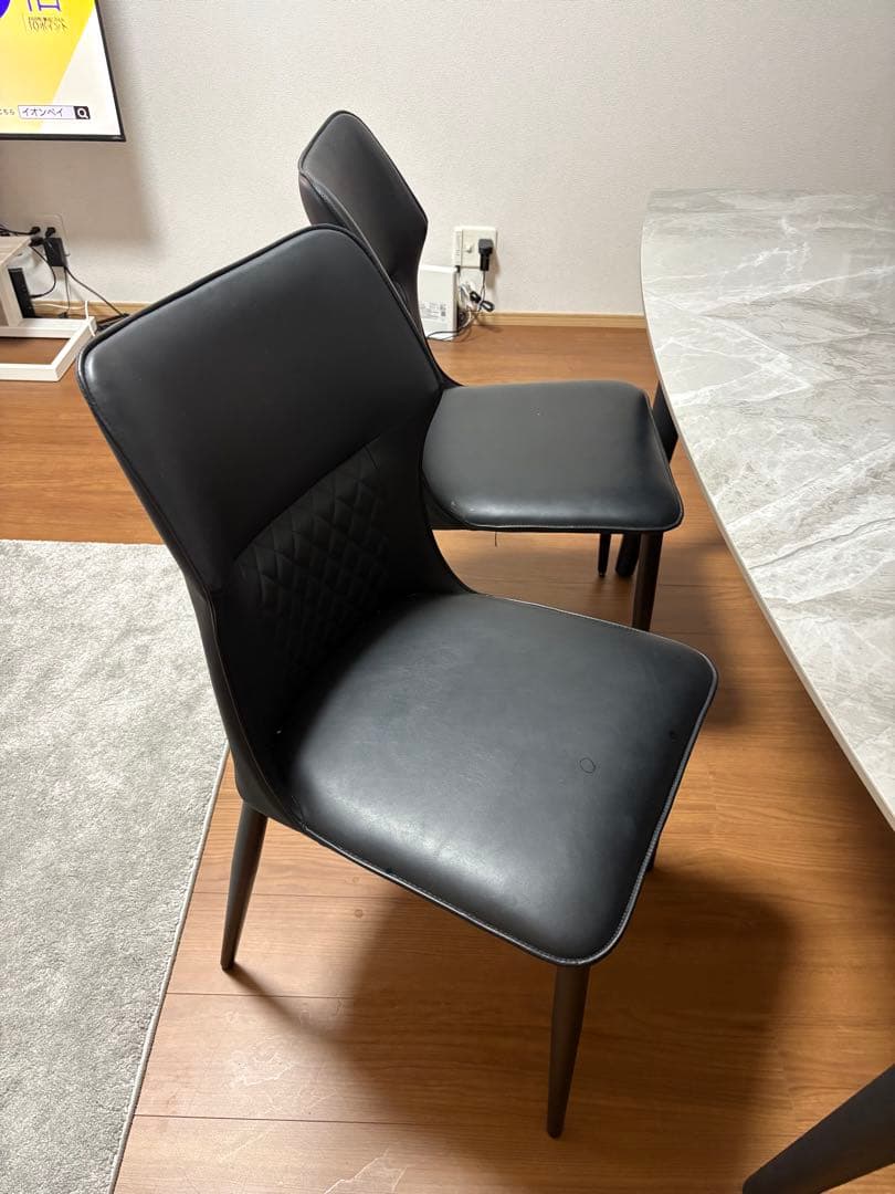 大理石ダイニングテーブルと黒い椅子セット