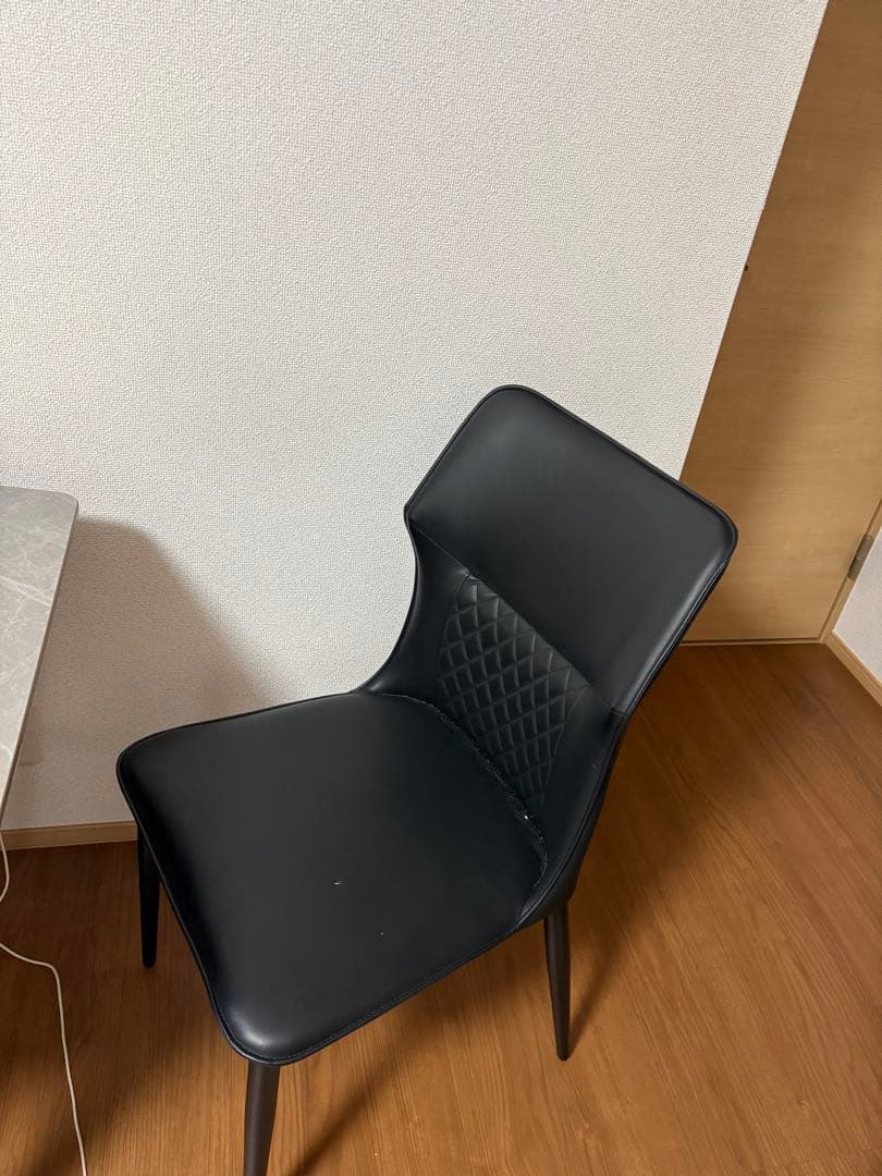 大理石ダイニングテーブルと黒い椅子セット