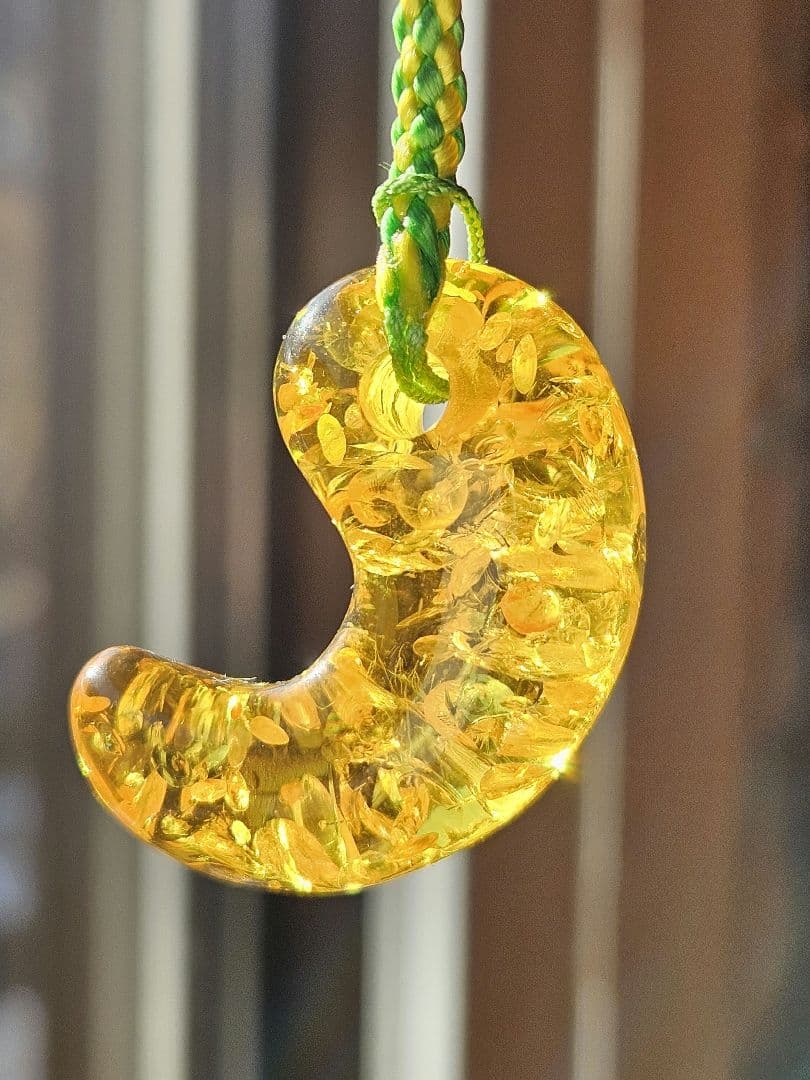 綺麗キラキラ 琥珀勾玉