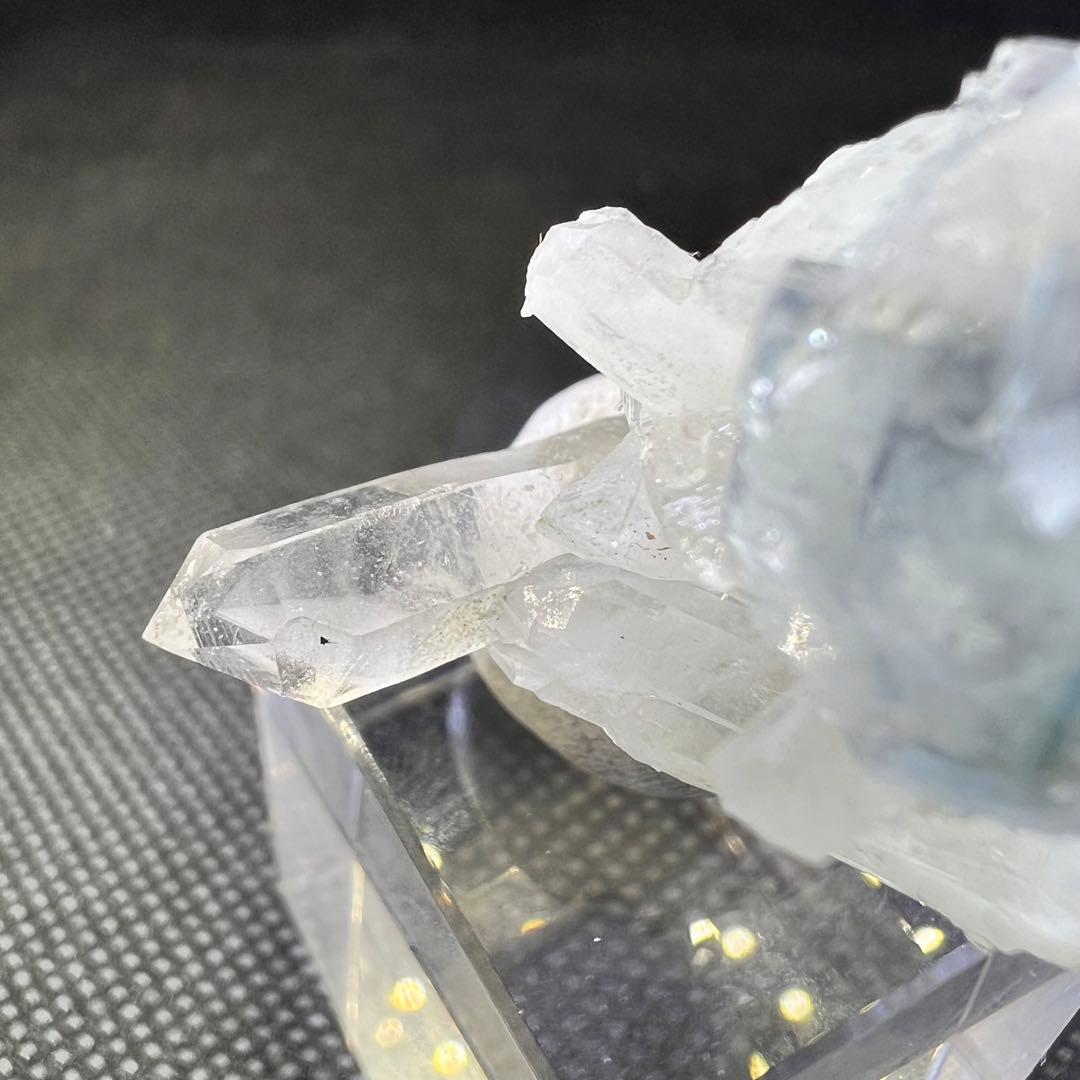 ヤオガンシャン産　ラビットヘア　クォーツ共生ライトブルーフローライト