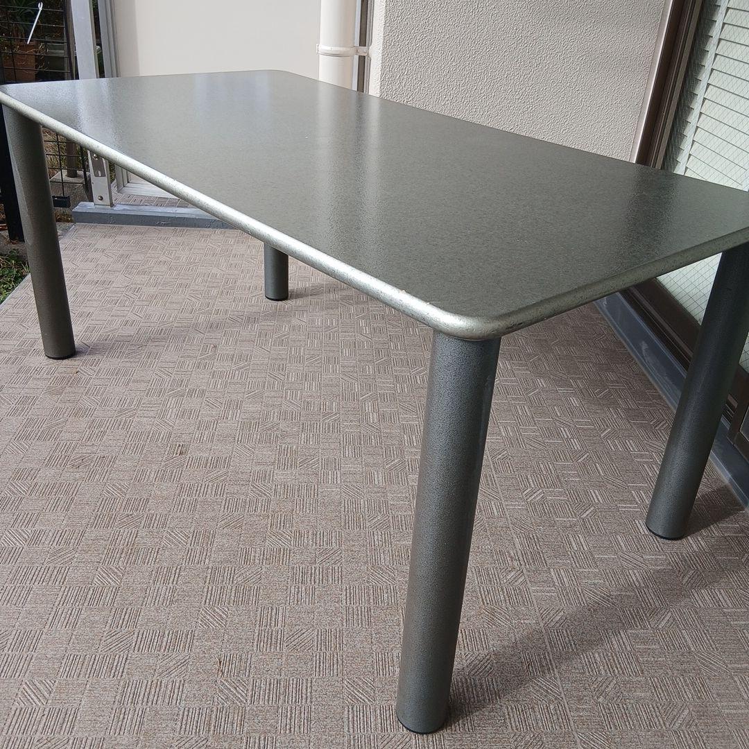 グレーの金属製ダイニングテーブル