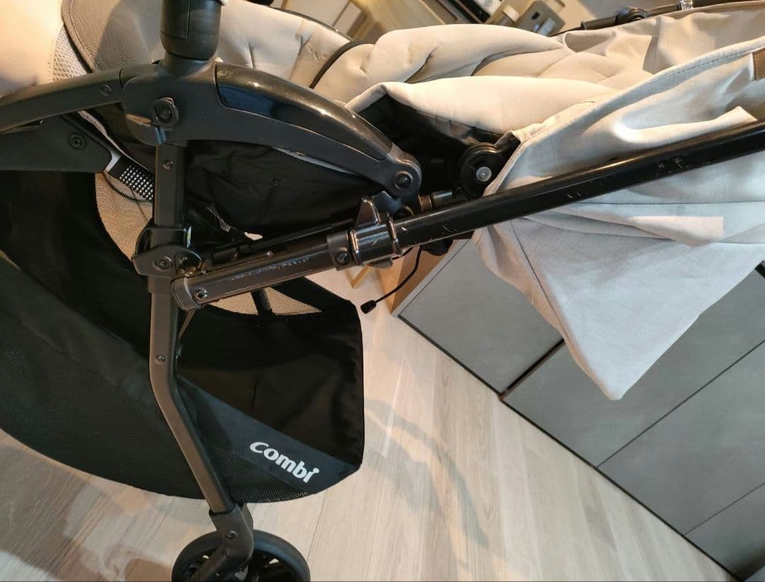 コンビホワイトレーベル クロスゴー ベビーカー　エッグショック　ガーデニアグレー