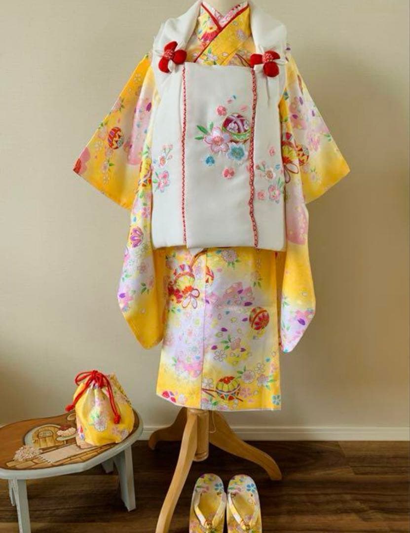 七五三に★明るい黄色に鞠と桜の着物　三歳のお祝い着　髪飾り付き