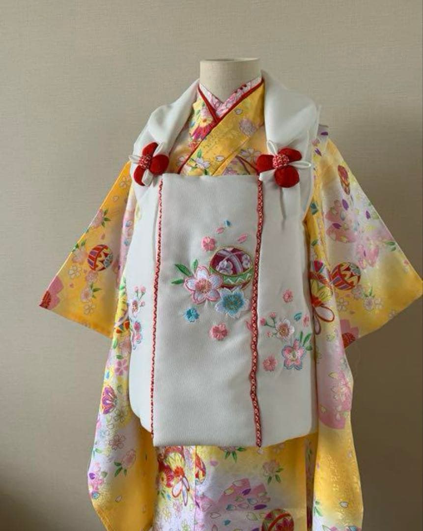 七五三に★明るい黄色に鞠と桜の着物　三歳のお祝い着　髪飾り付き