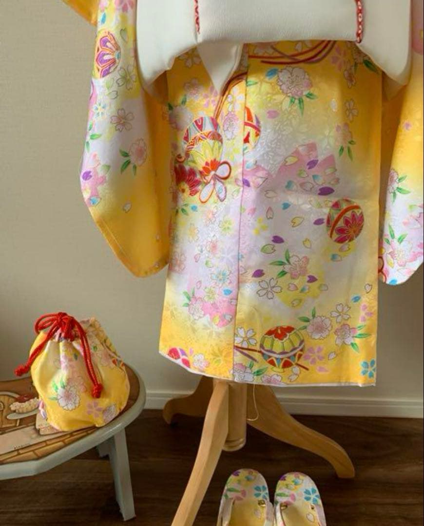 七五三に★明るい黄色に鞠と桜の着物　三歳のお祝い着　髪飾り付き
