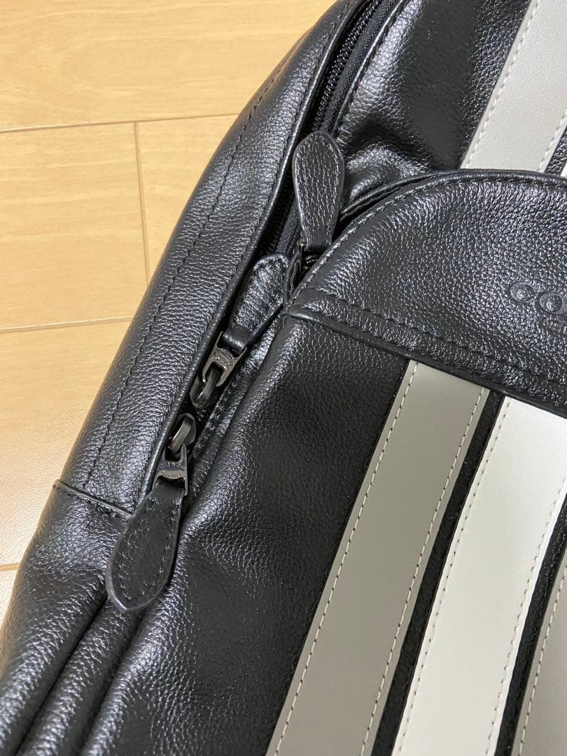 COACH ボディバッグ ストライプ 黒・グレー