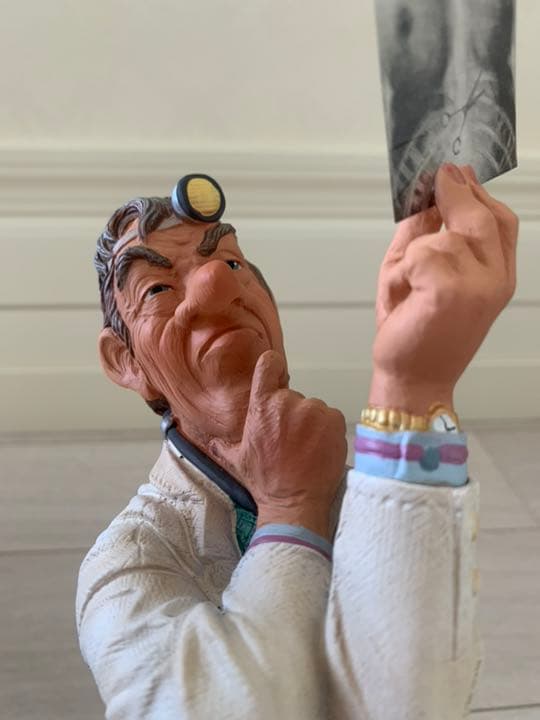 医者がレントゲンをにらむ・陶器製置物★ヨーロッパで購入！