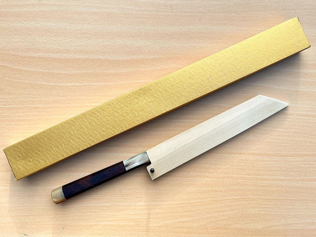 未使用 超鋼スーパー本焼 六寸 ギザ 切付型 黒檀 上下白水牛 鞘付き 城山刃物