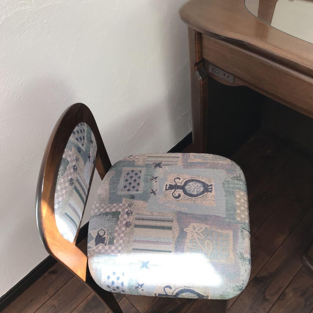 アンティーク調のドレッサーです