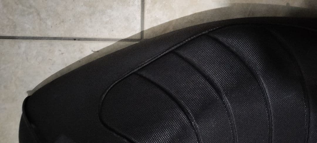 【送料込み】シグナスX 3型DCR製のローダウンシート（タックロールタイプ）