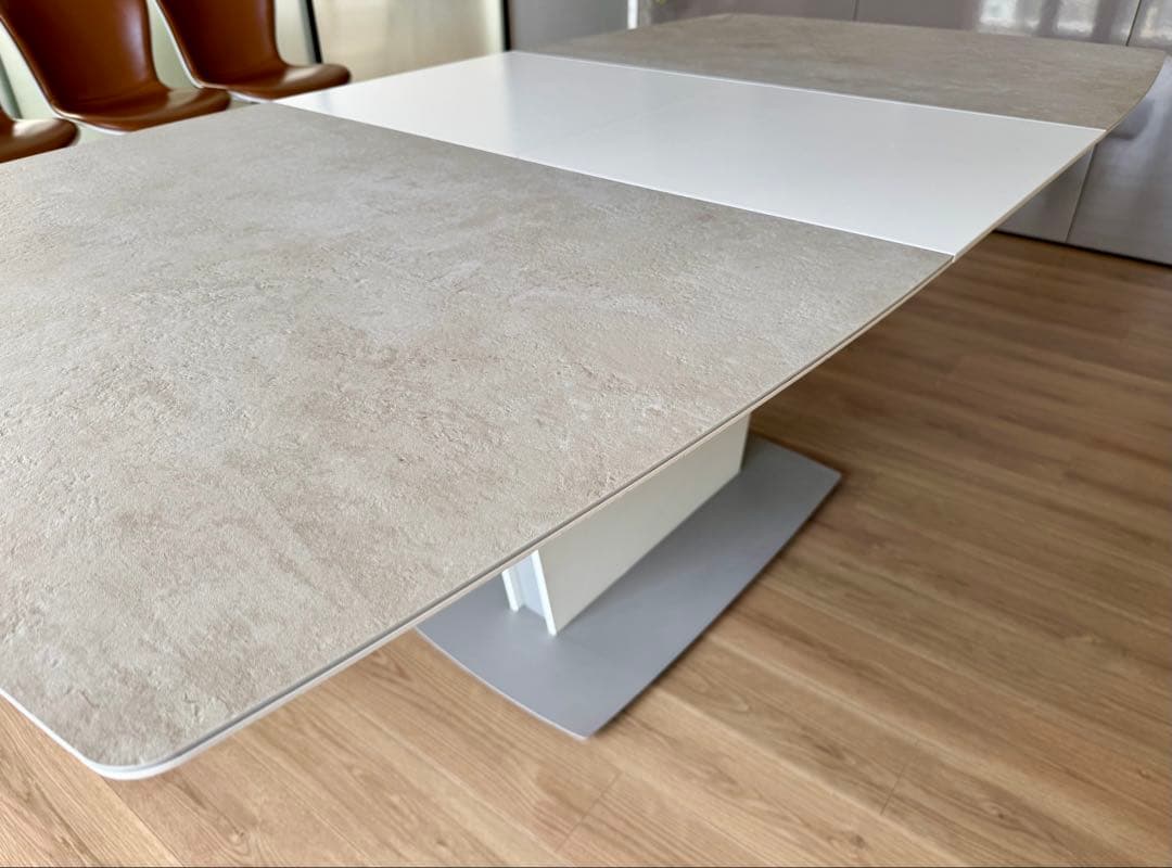 BoConcept ダイニングテーブルとチェア4脚のセット（送料込み）