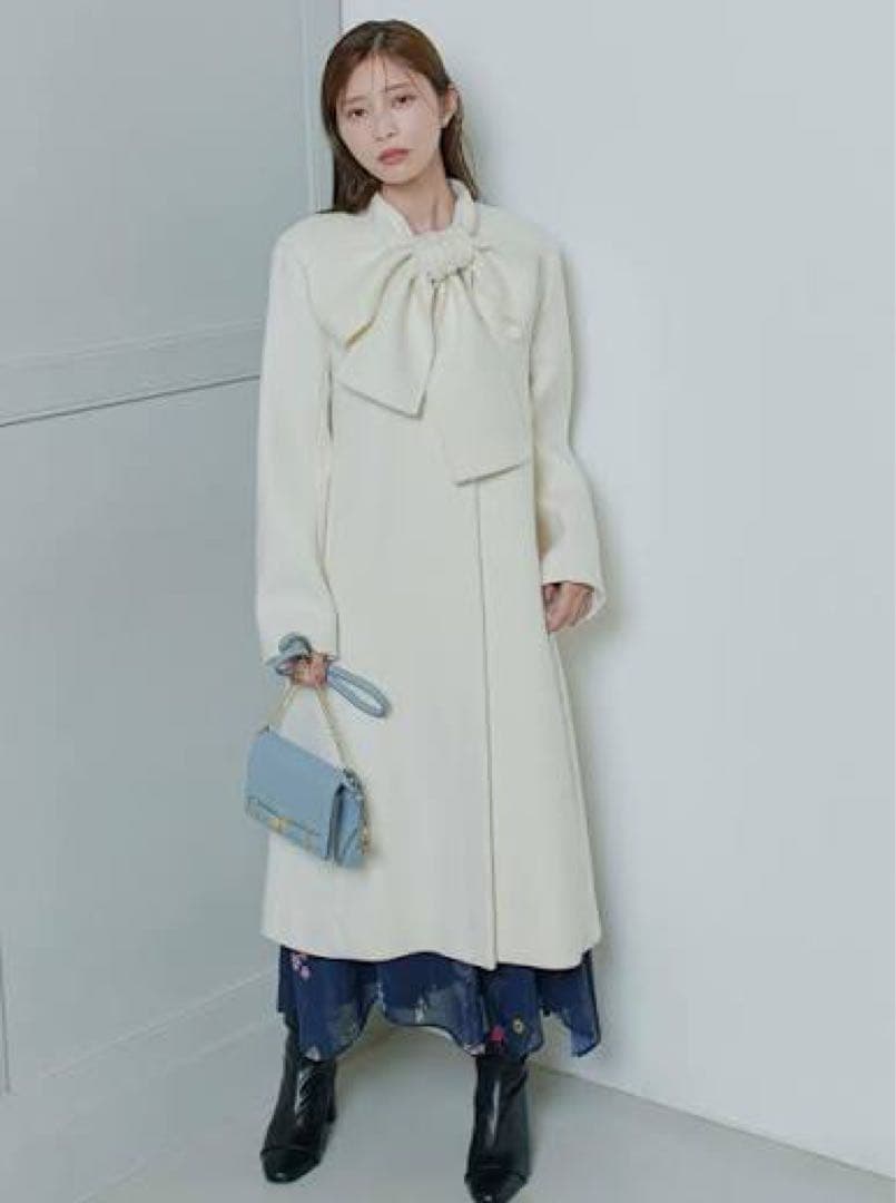 CELFORD（セルフォード）リボンストール付きノーカラーコート　アイボリー色