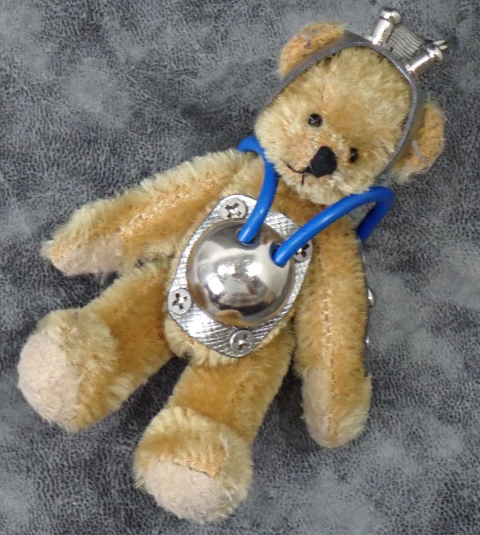 美品 プラダ トライアングルロゴ ベア 熊 バッグチャーム キーホルダー