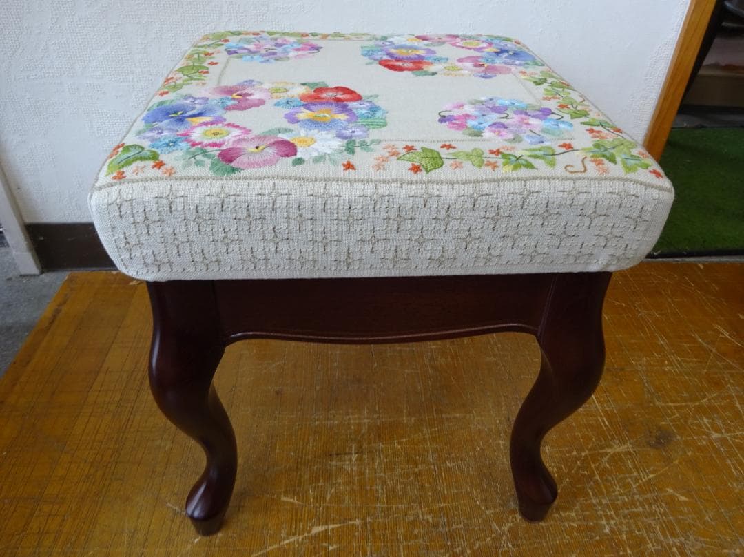 インテルナバリオン　スツール　腰掛椅子　フランス刺繍　猫脚　未使用品