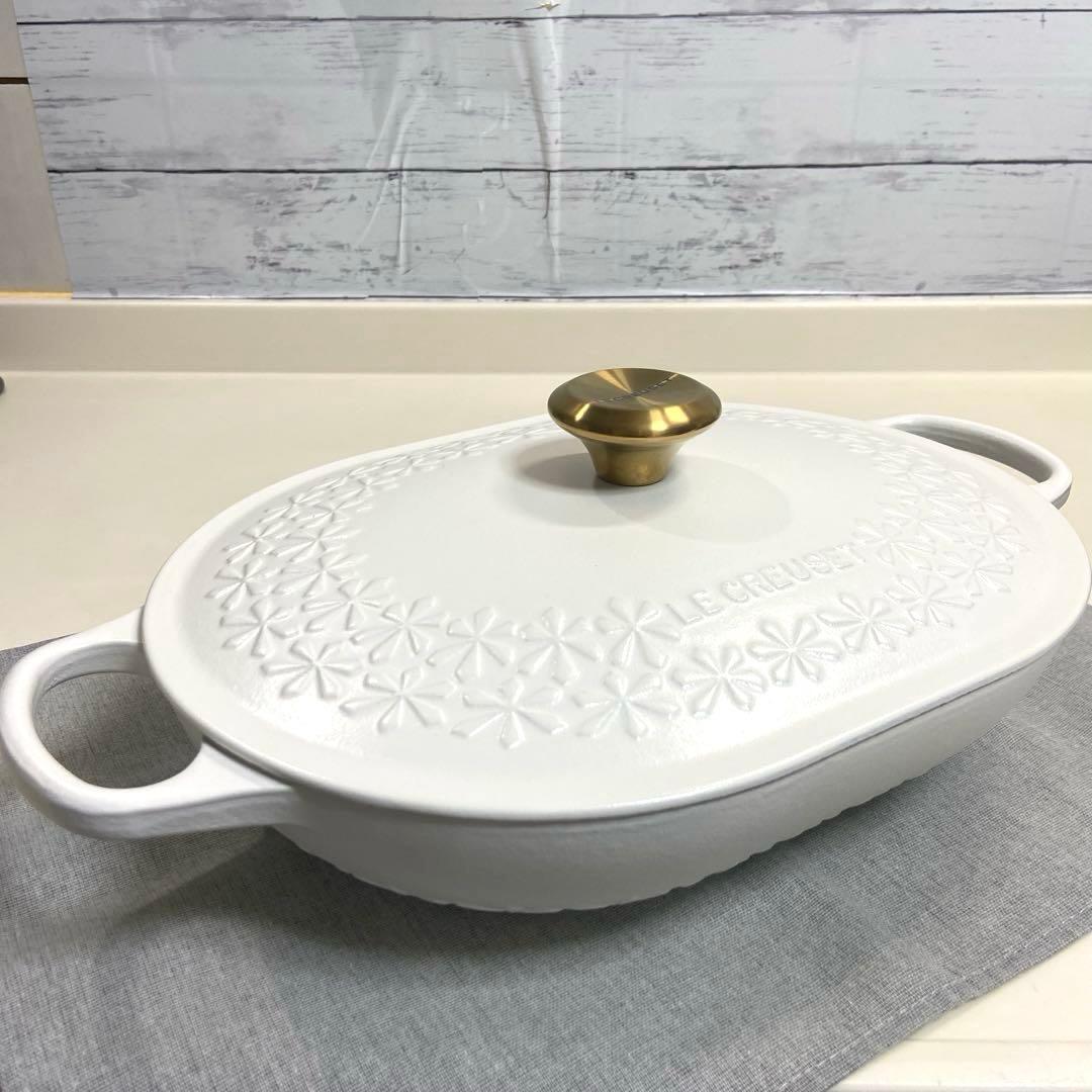 ルクルーゼ オブロング 31cm フルール レリーフ コットン ゴールド ツマミ