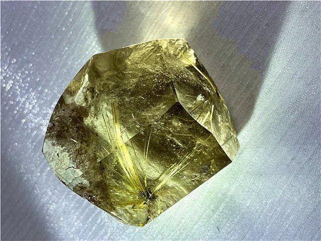 ★AAA級天然ゴールドルチルクォーツ原石YT7P3/208P13C