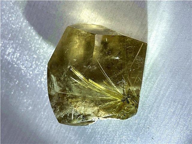 ★AAA級天然ゴールドルチルクォーツ原石YT7P3/208P13C