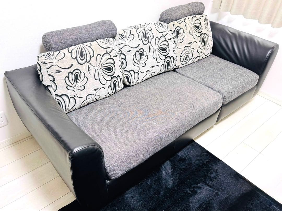 グレーと黒のソファ　三人掛け　本体価格6000円