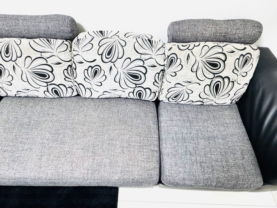 グレーと黒のソファ　三人掛け　本体価格6000円