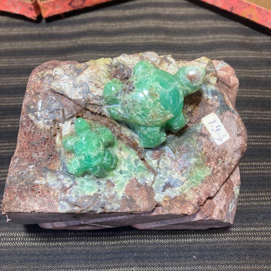 クリソプレーズの彫刻品　美しい色合いの親子亀　オーストラリアヒスイ　翡翠　観賞石
