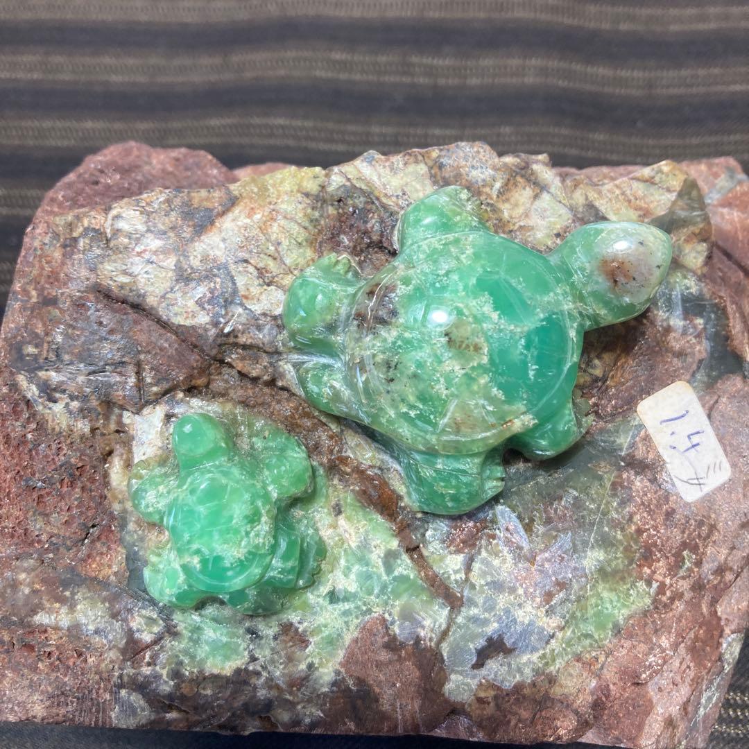 クリソプレーズの彫刻品　美しい色合いの親子亀　オーストラリアヒスイ　翡翠　観賞石