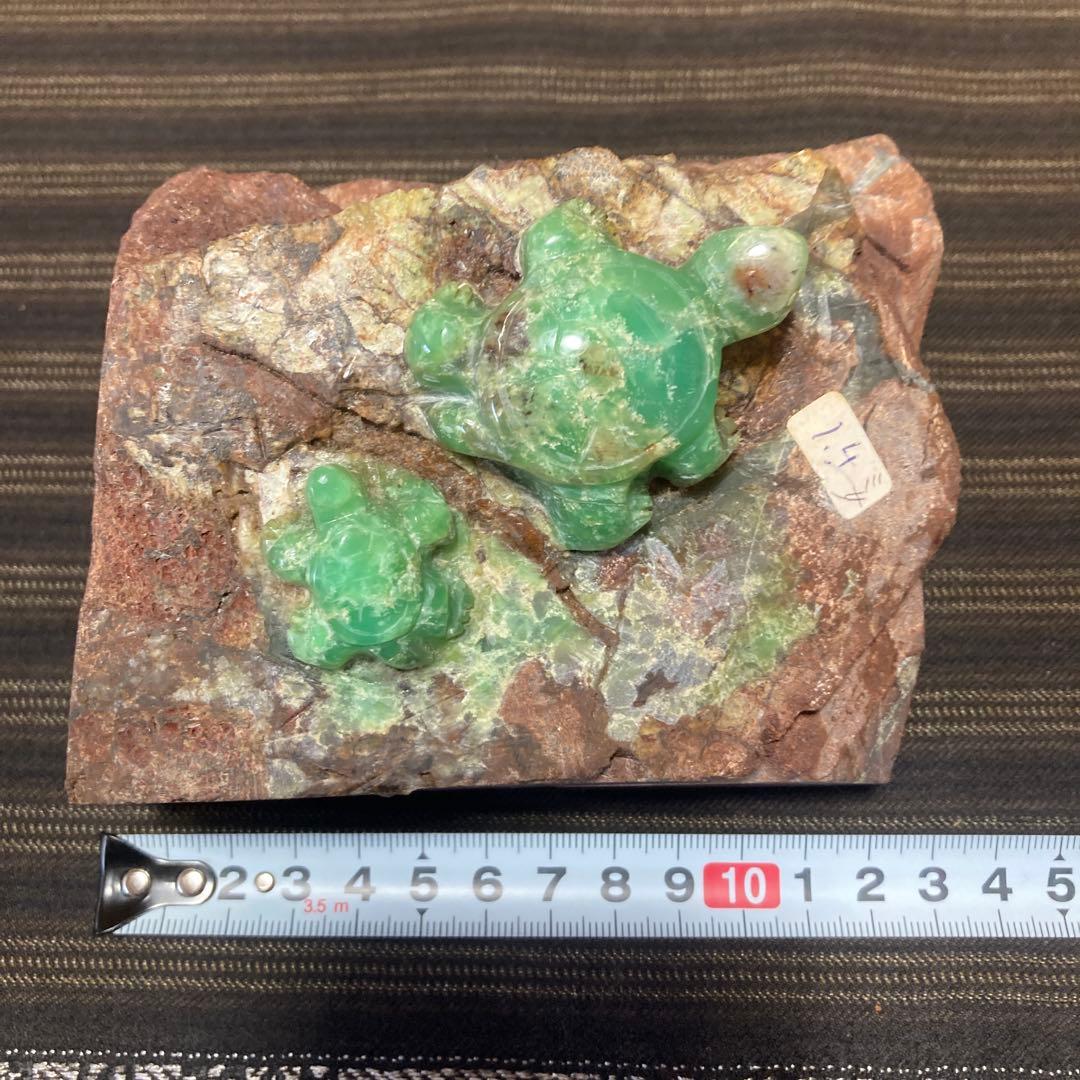 クリソプレーズの彫刻品　美しい色合いの親子亀　オーストラリアヒスイ　翡翠　観賞石