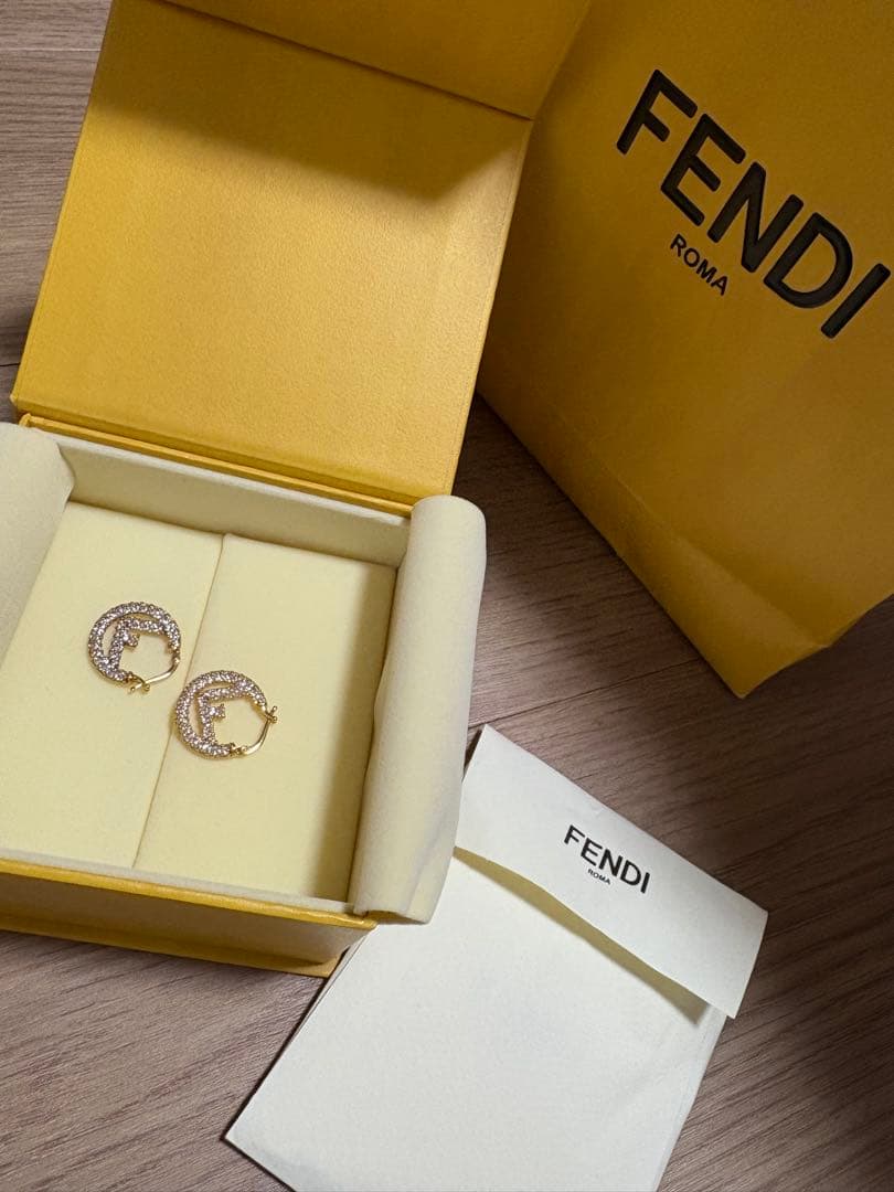 美品FENDI フェンディ クリスタルフープピアス ロゴ