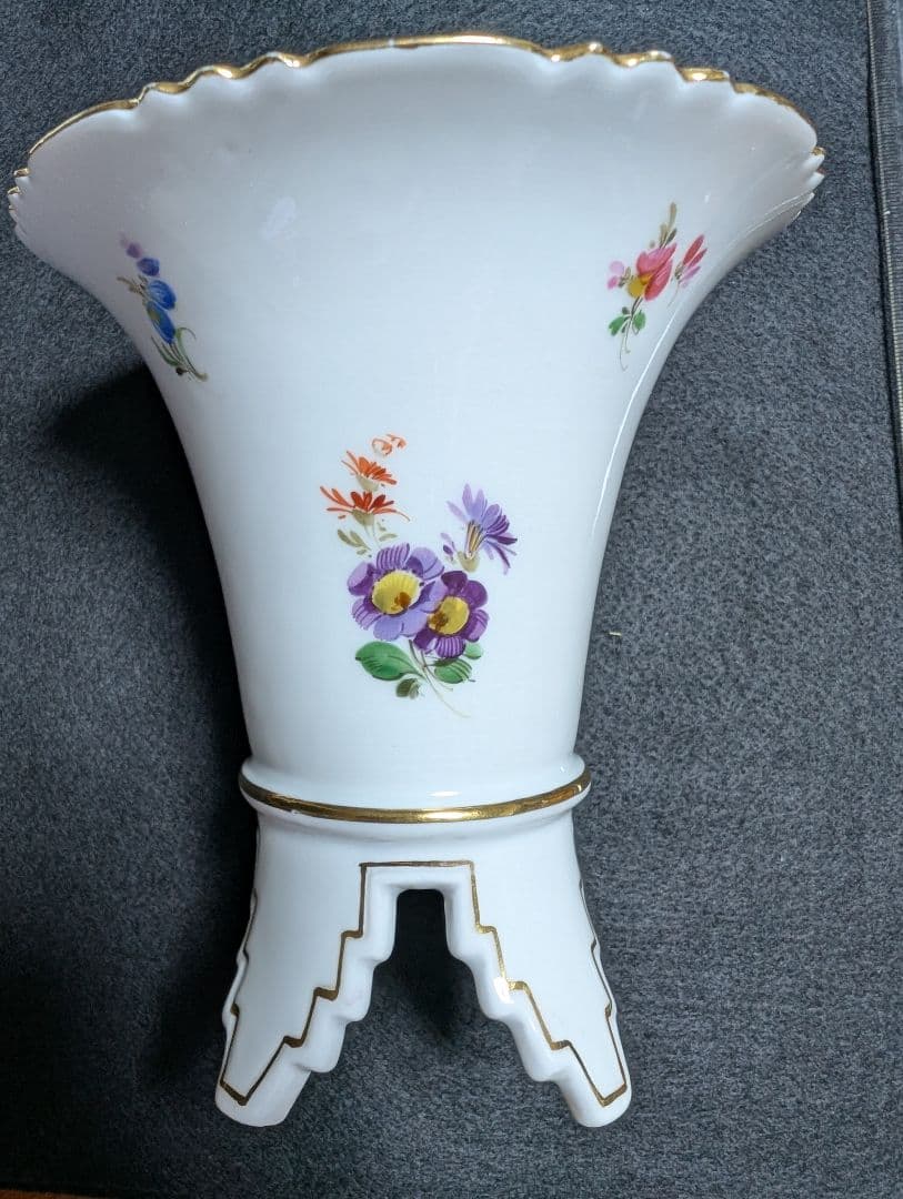 花柄陶磁器花瓶 足付き