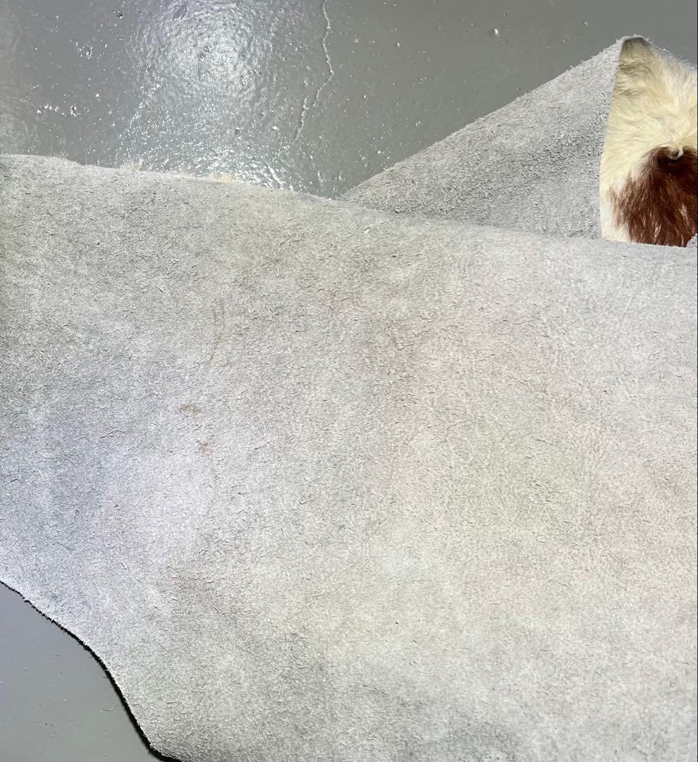 本革製　牛革ラグ 茶色と白