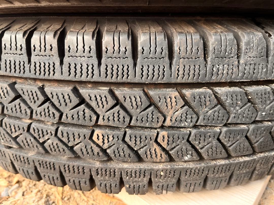 145R13 LIGHT TRUCKブリヂストン　スタッドレス　4本セット