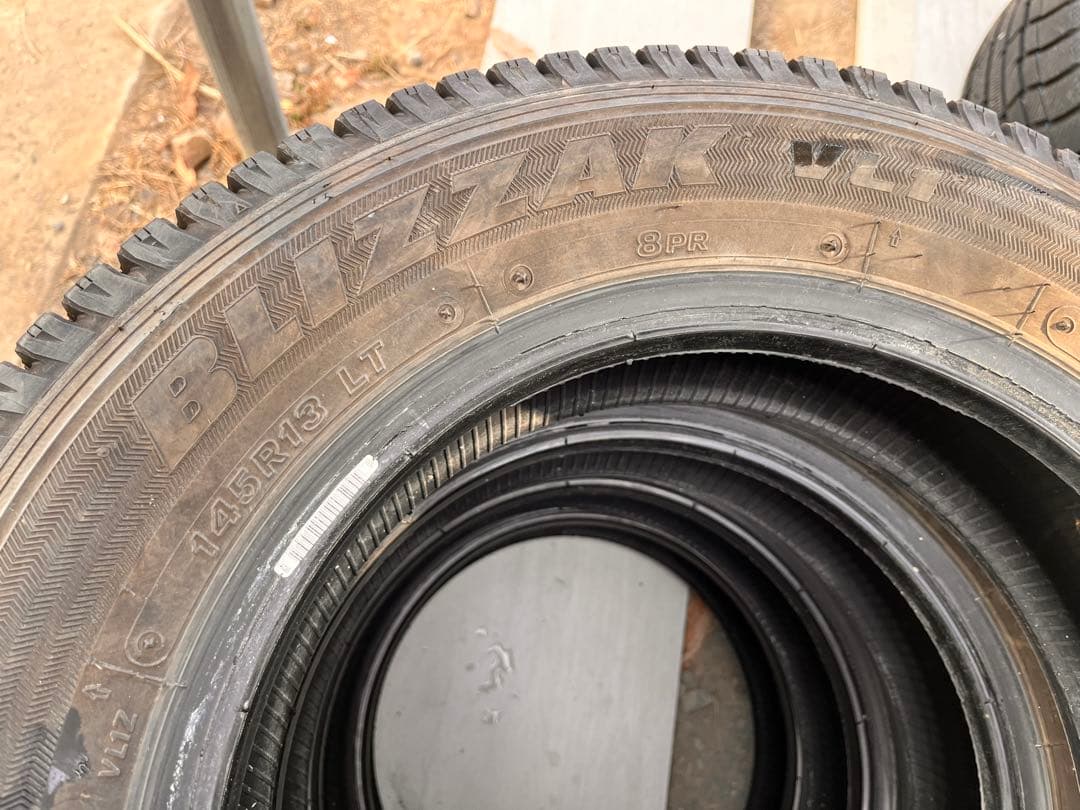 145R13 LIGHT TRUCKブリヂストン　スタッドレス　4本セット