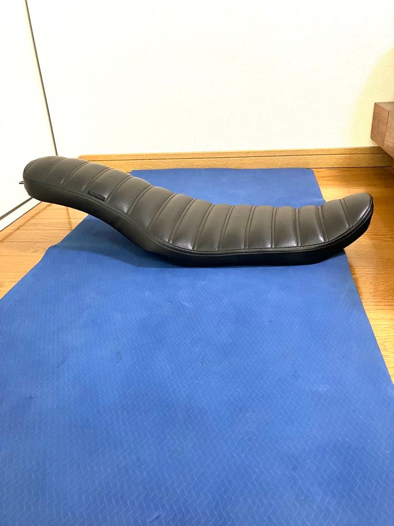 ハーレー　ダイナ　シート　Day Dream タックロール　コブラシート