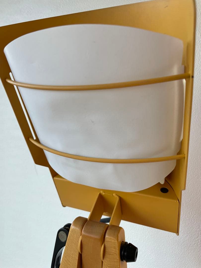 イエロー トライポッドスタンド フロアランプ　innovator イノベーター