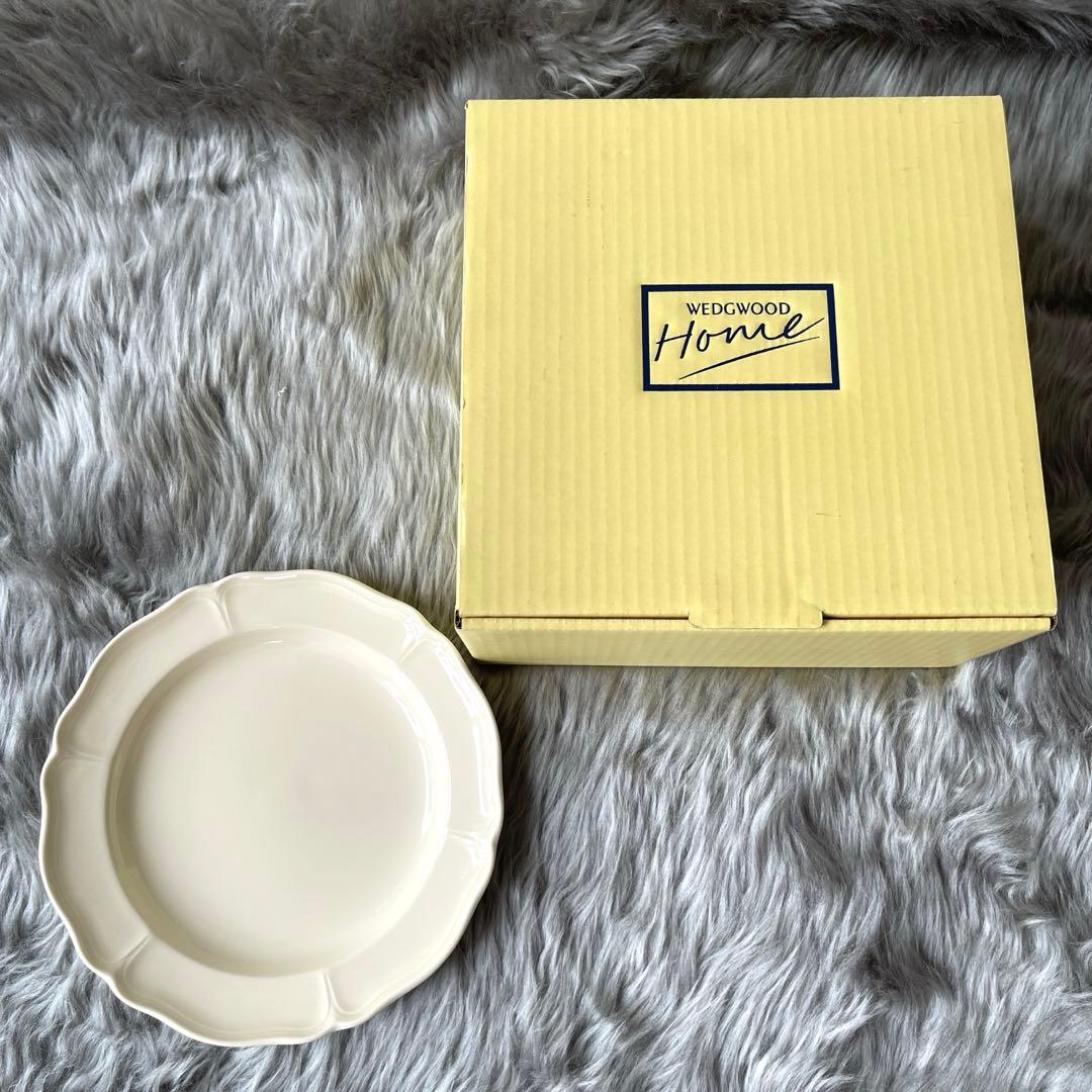 未使用品　ウェッジウッド クィーンズウェア　花リム　クイーンズプレーン　黒壺