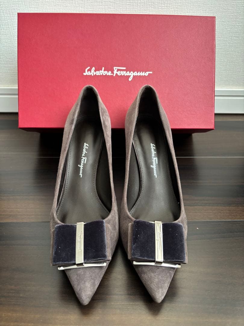 Salvatore Ferragamo グレーパンプス　(8D)