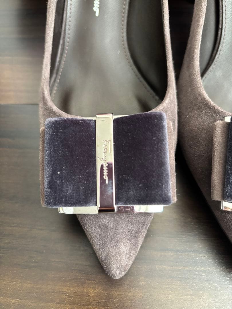 Salvatore Ferragamo グレーパンプス　(8D)