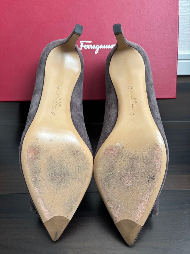Salvatore Ferragamo グレーパンプス　(8D)