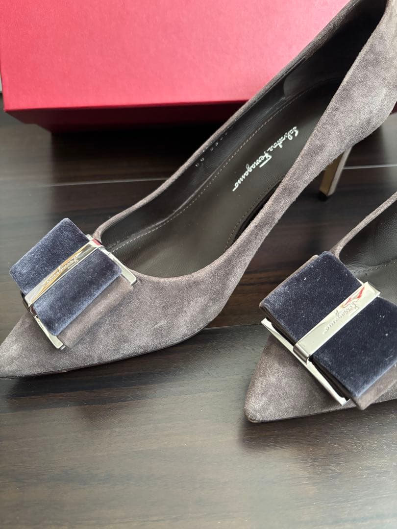 Salvatore Ferragamo グレーパンプス　(8D)