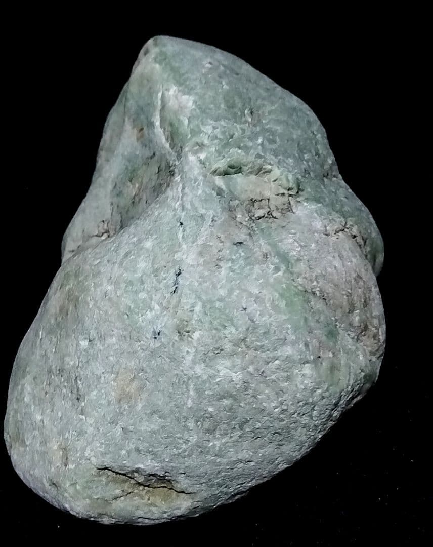 ★翡翠原石★糸魚川硬玉【姫川転石・ウブ石0.8kg】