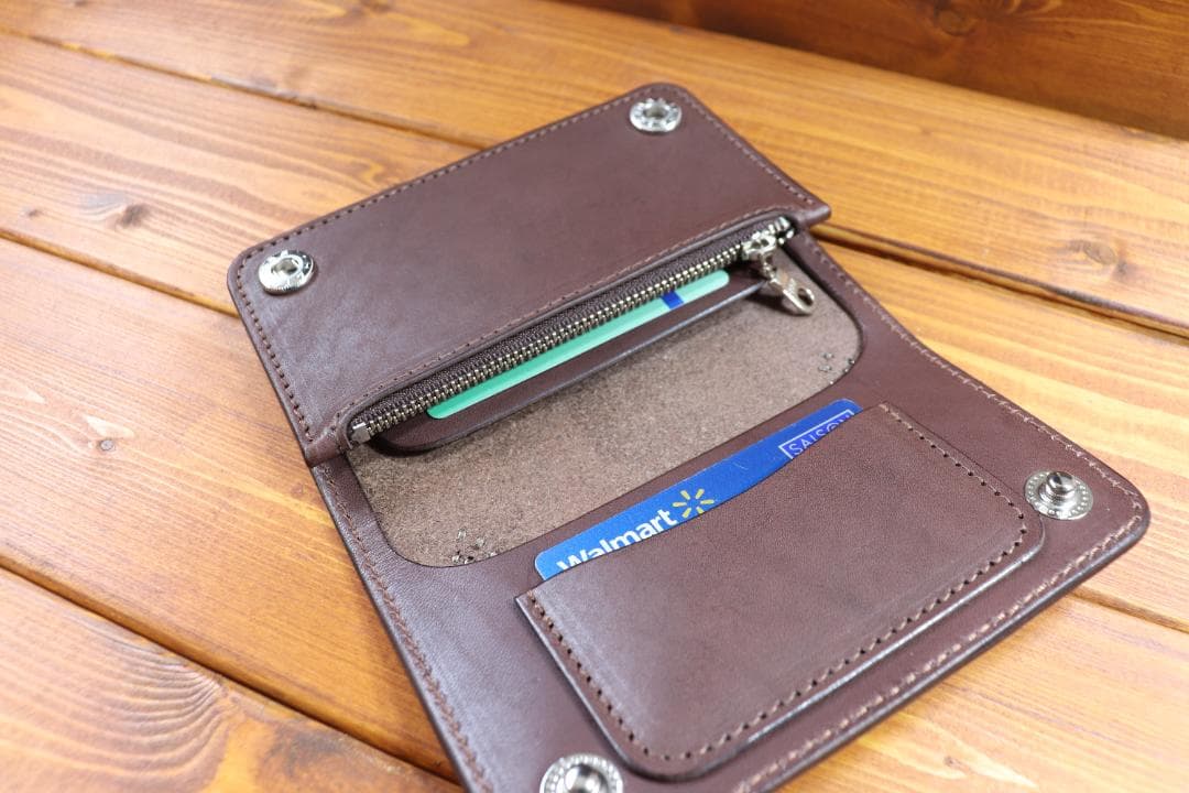 【訳アリ品】スタッズ ミドルウォレット 革色黒こげ茶　糸色こげ茶