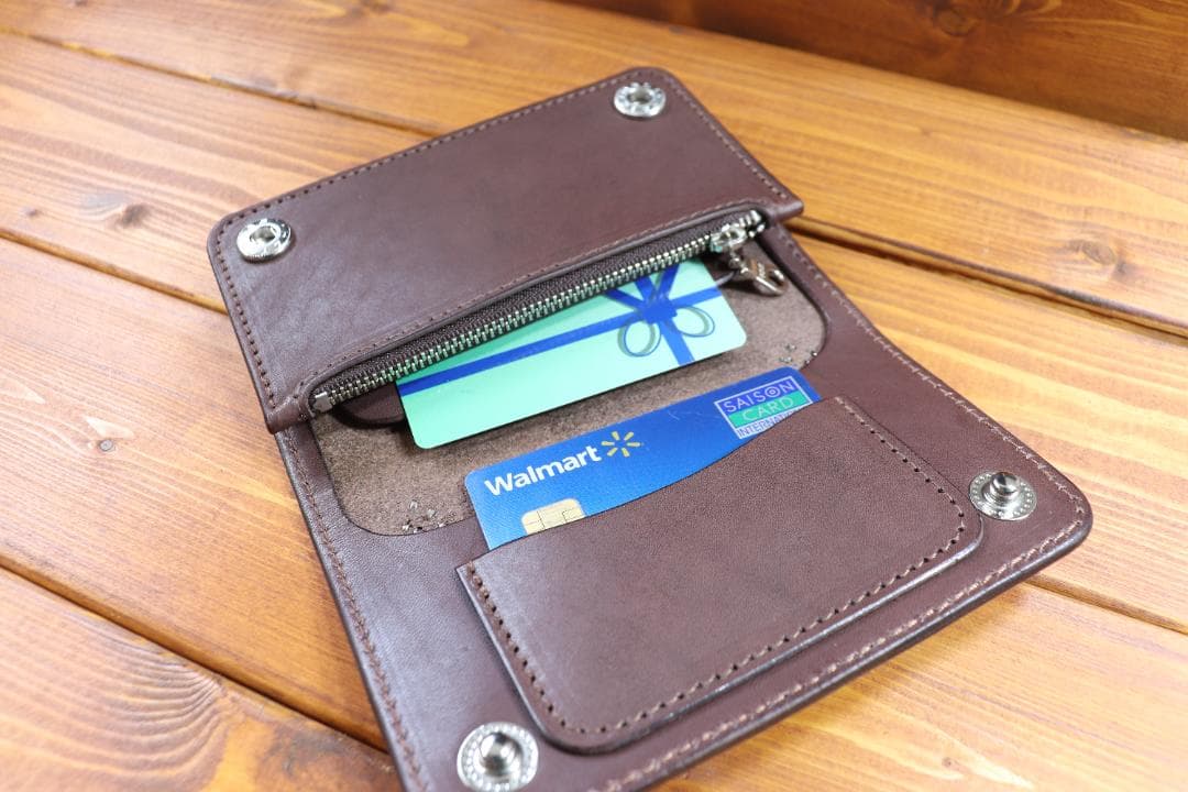 【訳アリ品】スタッズ ミドルウォレット 革色黒こげ茶　糸色こげ茶