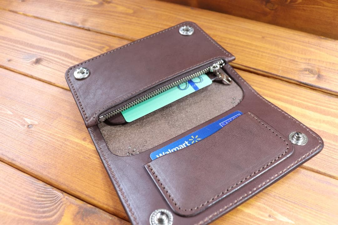 【訳アリ品】スタッズ ミドルウォレット 革色黒こげ茶　糸色こげ茶