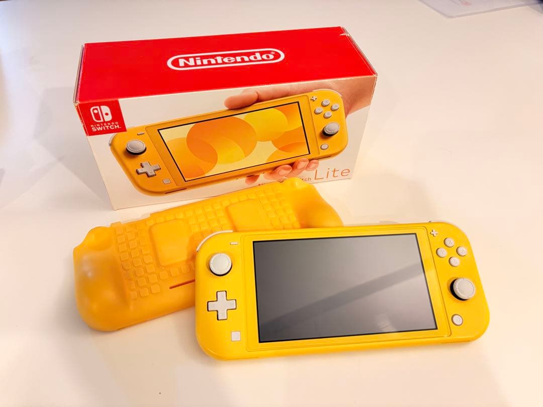 ワ*ト様 Nintendo Switch Lite イエロー 本体 ケース、箱付