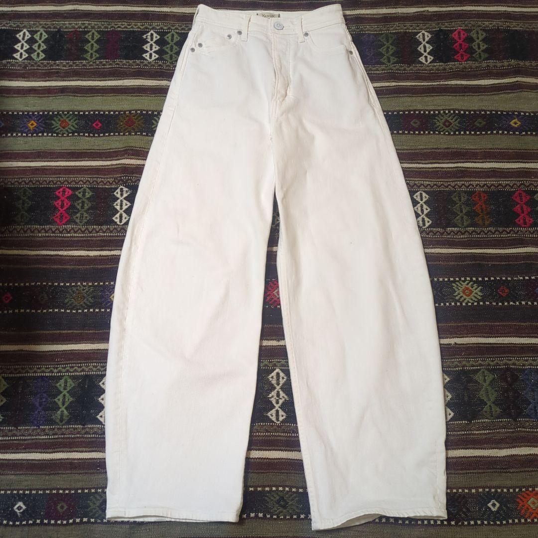 【美品】ヤヌーク　YANUK Laura カーブテーパードデニム　ホワイト　24