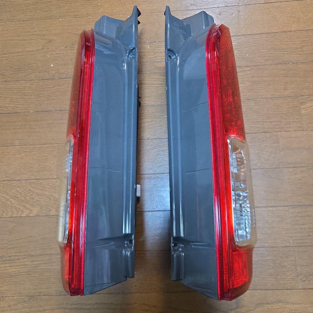 ハイエースダークプライム2 新車外しテールランプ